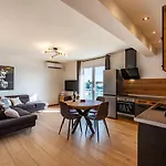 Del Mar Heritage & Sea View Apartment